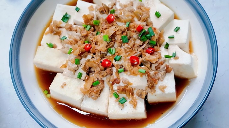 榨菜肉末蒸豆腐,放上大蒜叶和<a style='color:red;display:inline-block;' href='/shicai/ 62'>辣椒</a>点缀