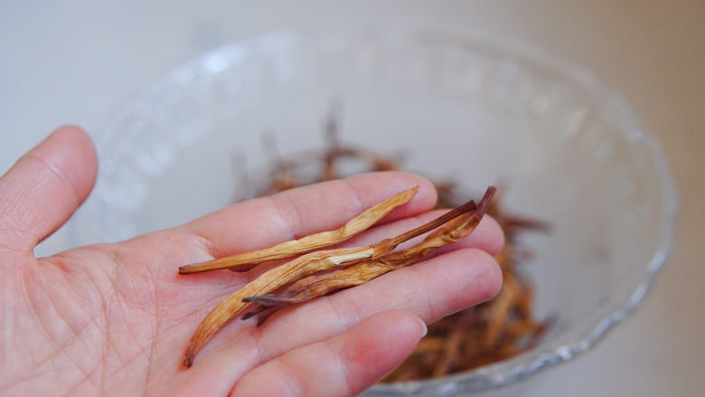 黄花菜炒肉丝,挑选干黄菜，要选色泽明亮，稍有弹性的黄花菜为佳品