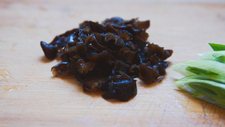 黄花菜炒肉丝,泡发好的黑木耳,切成细丝备用。