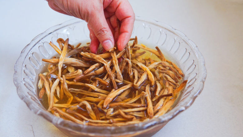 黄花菜炒肉丝,黄花菜先加水稍加冲洗,加水泡发