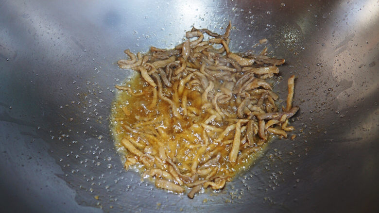 黄花菜炒肉丝,小火煸炒至肉丝变色,断生