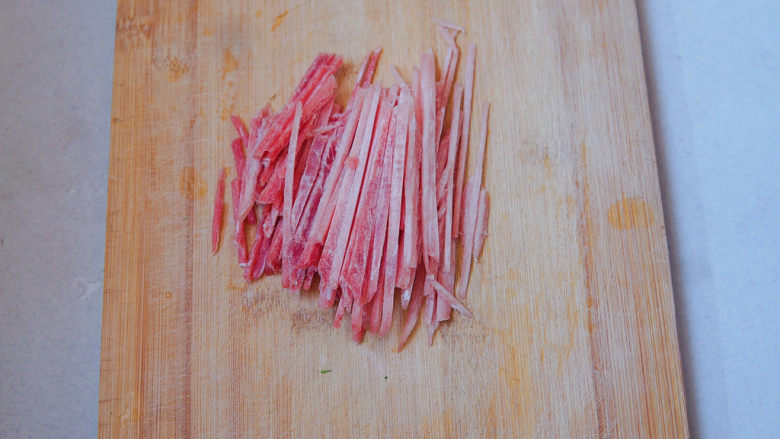 黄花菜炒肉丝,<a style='color:red;display:inline-block;' href='/shicai/ 36861'>猪里脊肉</a>切薄片,再切细丝