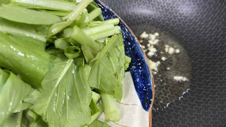 清炒菜心,放入菜心