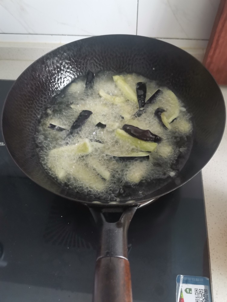 红烧茄条,油温8层热下入茄子条,大火炸2分左右就出锅