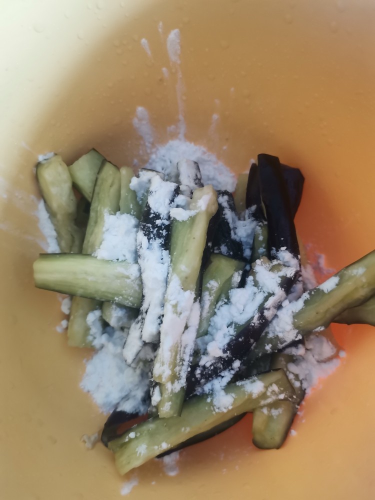 红烧茄条,茄子腌好后挤出多余的水份,加入一小勺淀粉拌匀