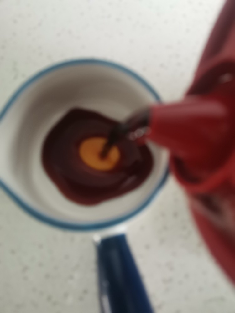 红烧茄条,这时候调一个料汁,用<a style='color:red;display:inline-block;' href='/shicai/ 692'>酱油</a>