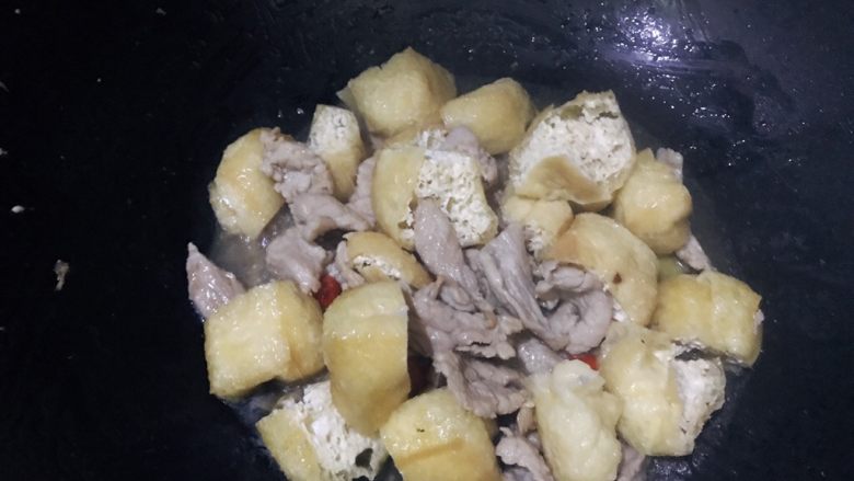 油豆腐烧肉,最后倒入芡汁,焖煮收汁