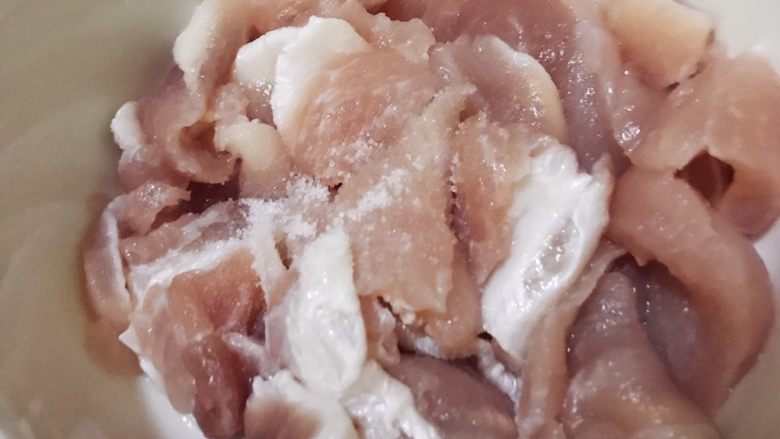 油豆腐烧肉,瘦肉切片,放入一勺盐