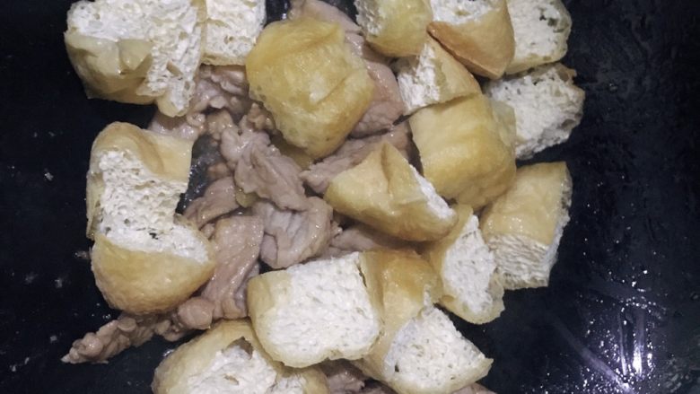 油豆腐烧肉,放入油豆腐