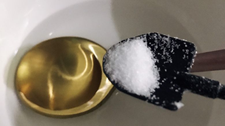 油豆腐烧肉,碗中放入一点温水,一点盐