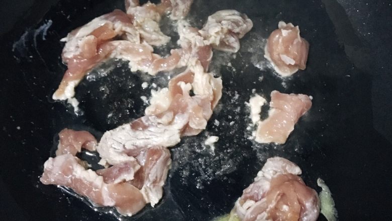 油豆腐烧肉,放入肉片,翻炒一下