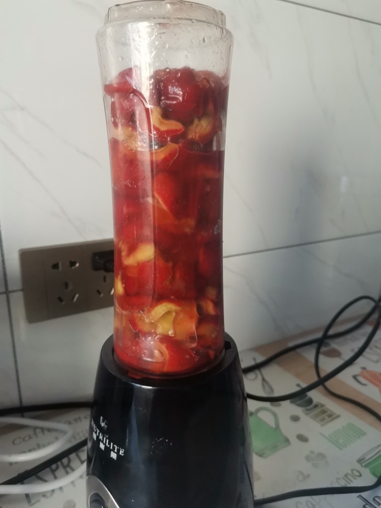 雪丽山楂球,山楂煮软后,连同汤汁一起倒进料理机中