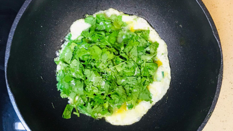 芹菜叶炒鸡蛋,不要翻动,转中火,慢慢煎至鸡蛋熟