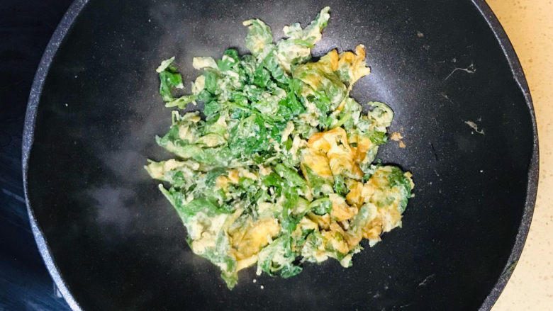 芹菜叶炒鸡蛋,继续翻炒均匀,美味的芹菜叶炒鸡蛋就做好了