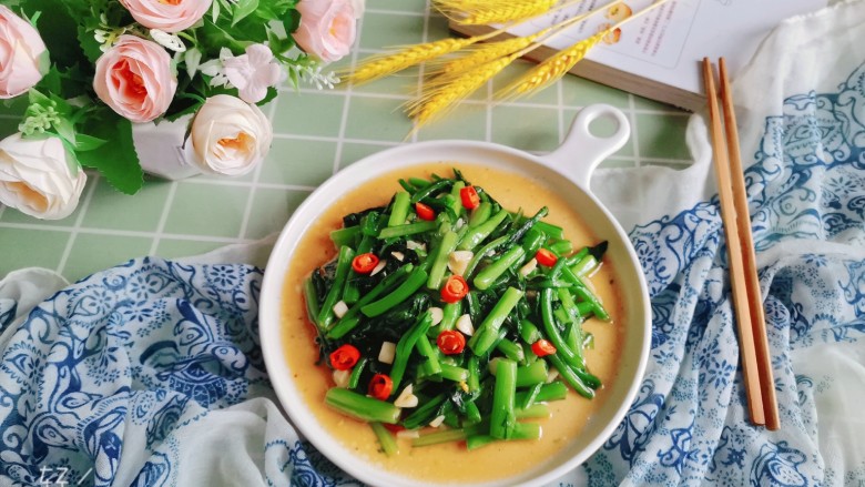 清炒菜心,盛入盘中,清炒菜心完成!