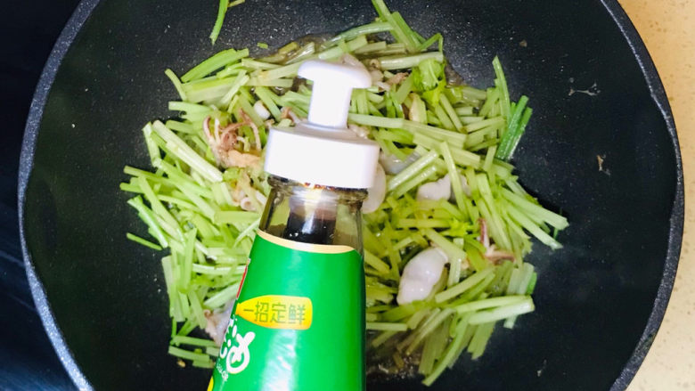 芹菜目鱼花,滴入<a style='color:red;display:inline-block;' href='/shicai/ 721'>蚝油</a>提鲜,一直翻炒至熟