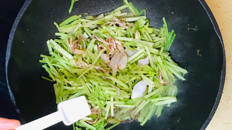 芹菜目鱼花,撒入盐调味