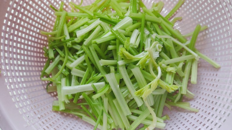 芹菜目鱼花,泡好的芹菜洗净,切成段