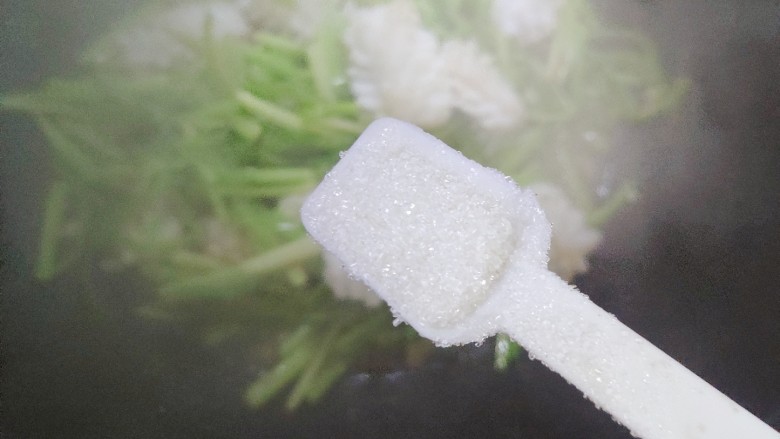 芹菜目鱼花,加一小勺细砂糖,翻炒均匀即可