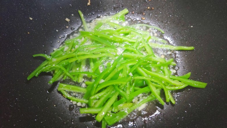 芹菜目鱼花,加入青椒,翻炒至青椒断生