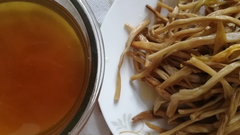 黄花菜炒肉丝,捞出换水洗去灰尘，清水再泡10分钟