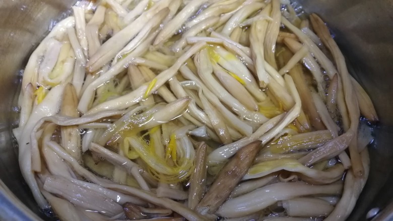 黄花菜炒肉丝,黄花菜开水里焯水半分钟，捞出备用。