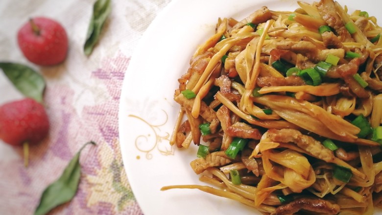 黄花菜炒肉丝,肉丝滑嫩鲜香，黄花菜脆嫩入味，舌尖上的美味。