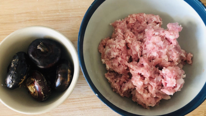 味美多汁的大肉包,面团发酵的时候,开始准备馅料。猪肉是买的时候直接让卖家帮我绞肉馅,<a style='color:red;display:inline-block;' href='/shicai/ 2646'>马蹄</a>削皮,切沫,实际只用了三个。