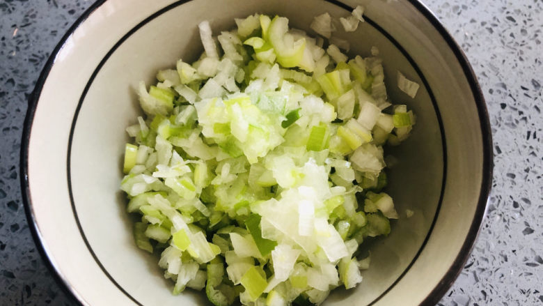 味美多汁的大肉包,大葱切沫,我实际称量了一下,60克葱。