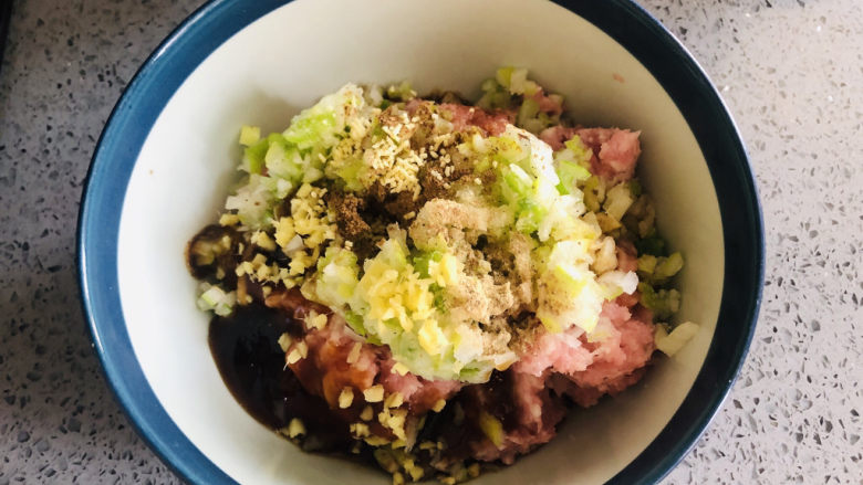 味美多汁的大肉包,肉沫和马蹄混合,然后加入除<a style='color:red;display:inline-block;' href='/shicai/ 3738'>芝麻油</a>,食用油外的所有调料。