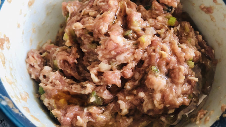 味美多汁的大肉包,搅拌至有拉丝状,加入芝麻油和食用油。