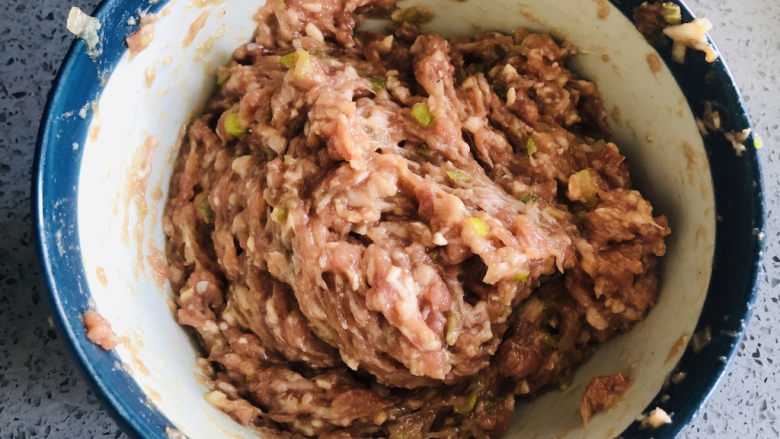 味美多汁的大肉包,再次搅拌均匀后放入冰箱冷藏半个小时,方便后续操作。