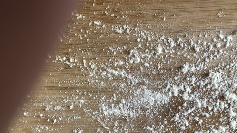味美多汁的大肉包,案板上撒薄粉一层,发酵好的面团再次揉搓,帮助面团排气。