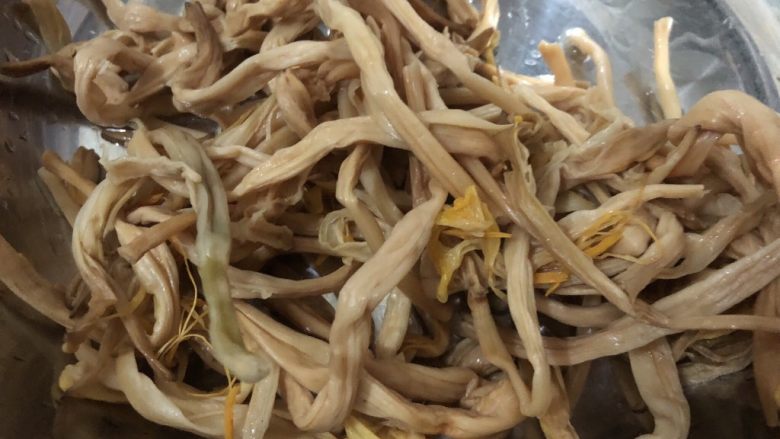 黄花菜炒肉丝,把泡软的黄花洗洗捞起,抓干水分