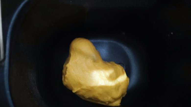 奶酪饼,揉面程序18分钟结束后,直接放在面包机里启动发酵程序1.5小时
