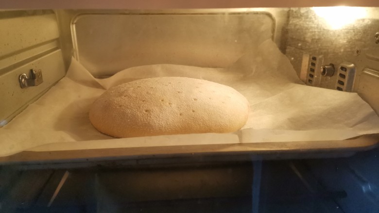 奶酪饼,送入预热好的烤箱,上下火180烤20分钟,上色后盖上锡纸