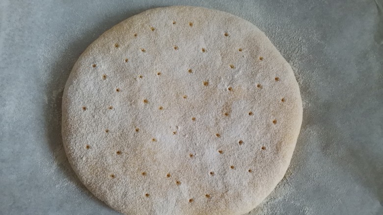 奶酪饼,用牙签扎孔排气,防止烤裂开