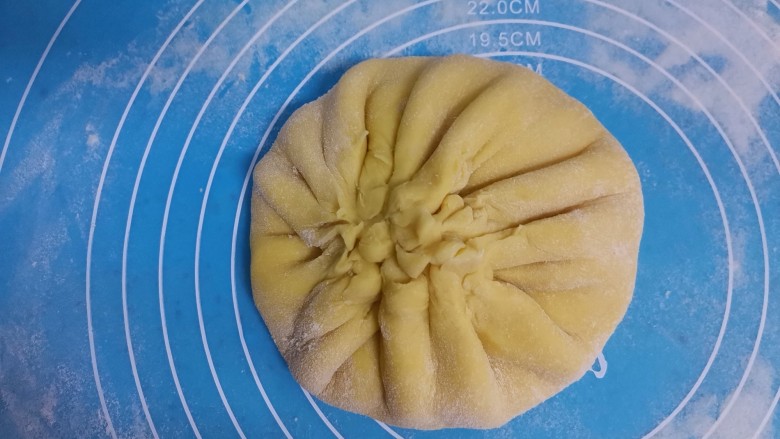 奶酪饼,包起来,收口捏紧