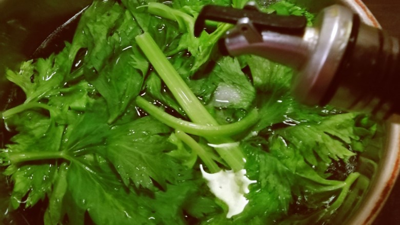 芹菜叶炒鸡蛋,芹菜叶放入开水中汆烫,水中加入2克盐和几滴食用油