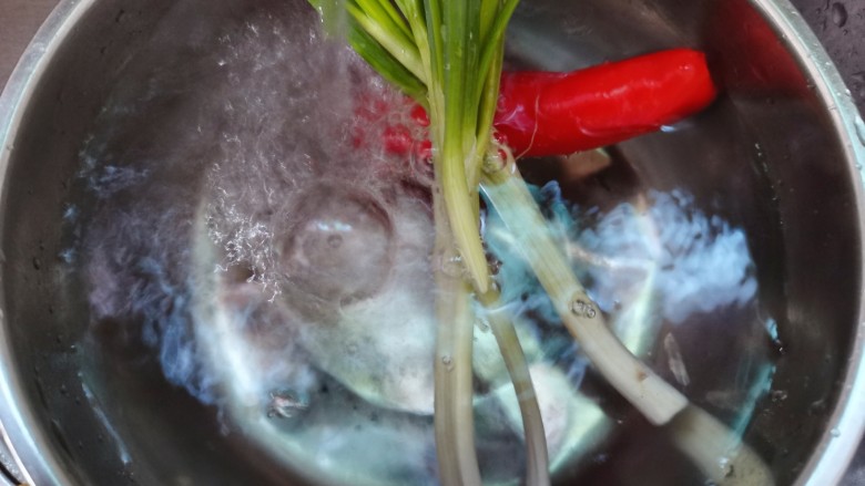 红烧油豆腐,葱,小辣椒挑好洗净
