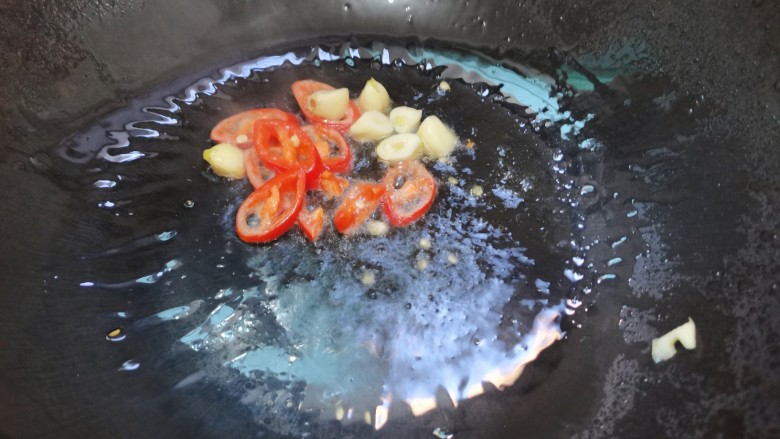 红烧油豆腐,辣椒,蒜头煸香