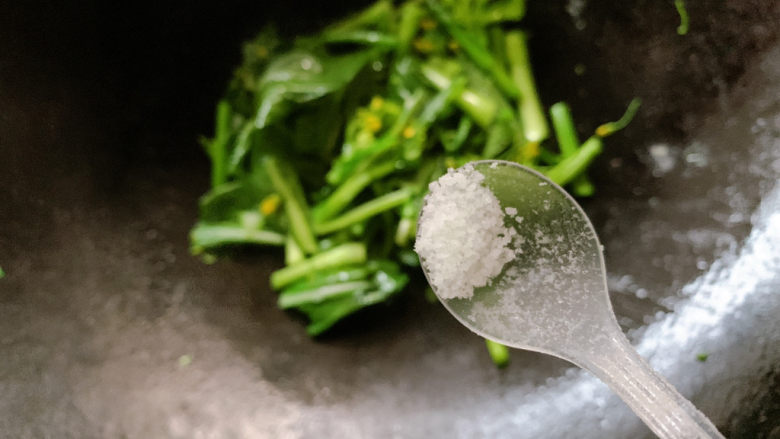 清炒菜心,加适量盐,翻炒15s出锅