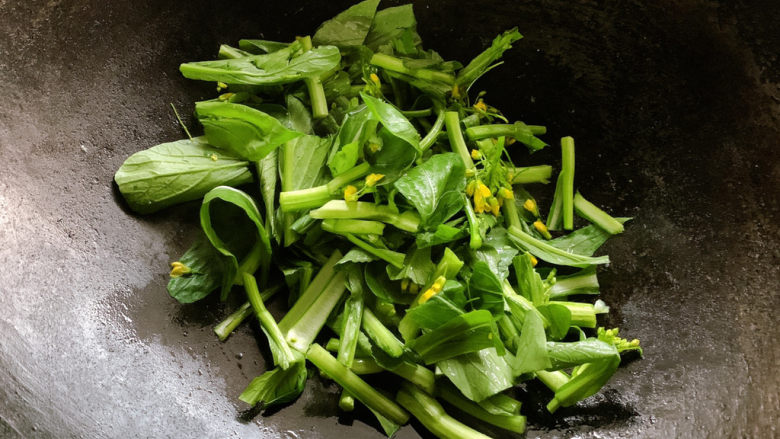 清炒菜心,加入菜心,中火快炒