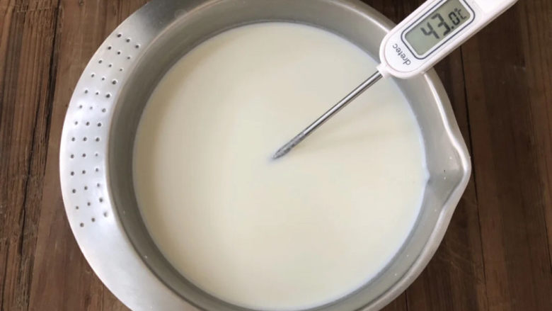 手工酸奶,再把剩余水倒入搅拌均匀,水温控制在40-45为佳
