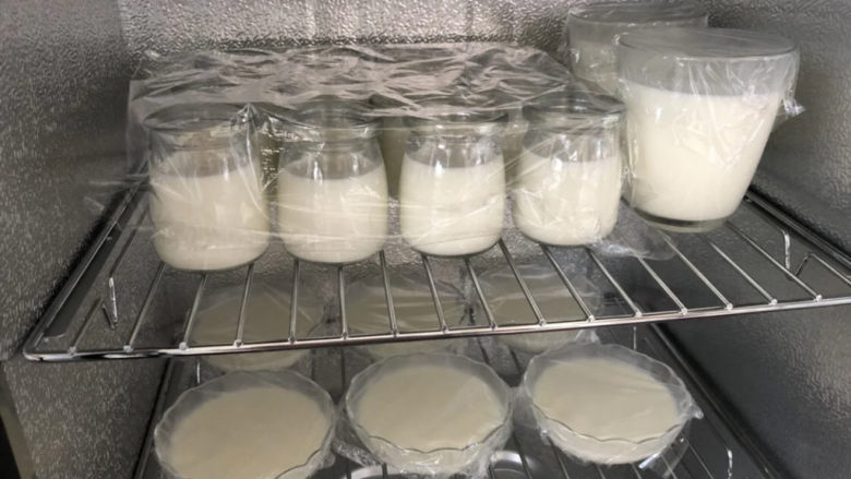 手工酸奶,用保鲜膜封好,放入发件箱