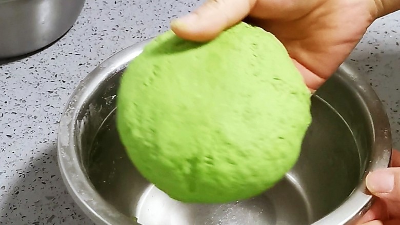 翡翠白菜饺子,面粉里加入盐水和香兰叶粉,搅拌均匀,揉成光滑偏软一些的面团备用