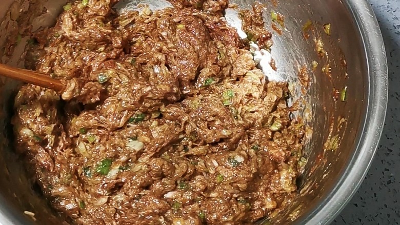 翡翠白菜饺子,顺着一个方向,一直搅拌到食材与调料完全融合,静置备用