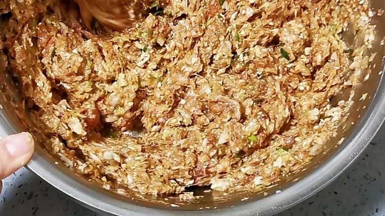 翡翠白菜饺子,顺着一个方向,使劲搅拌,一直到白菜与肉馅融合,静置备用