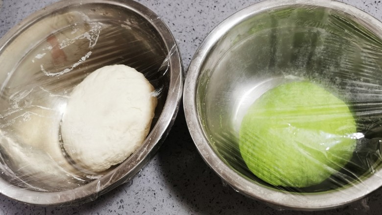 翡翠白菜饺子,白面团和绿面团盖上保鲜膜,密封松弛半个小时备用