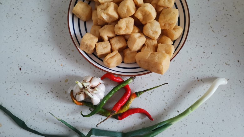 红烧油豆腐,准备食材备用